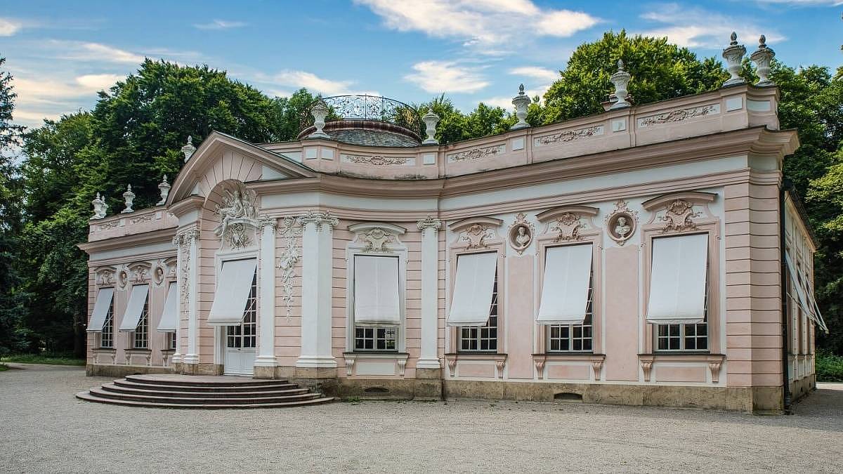 Začínal jako dvorní trpaslík a skončil jako architekt králů. Navrhoval paláce pro ty nejmocnější
