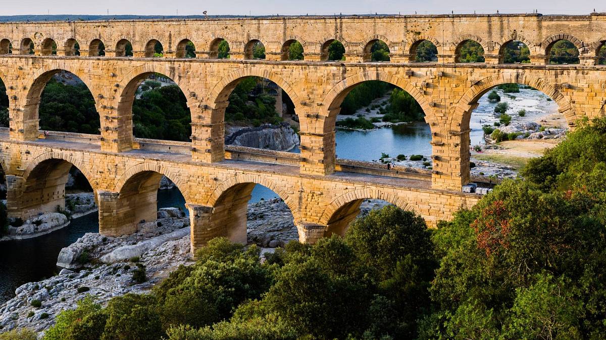 Pont du Gard, akvadukt, most a překrásná památka starého Říma. Pozoruhodná stavba si ve své době vyžádala ty nejlepší odborníky