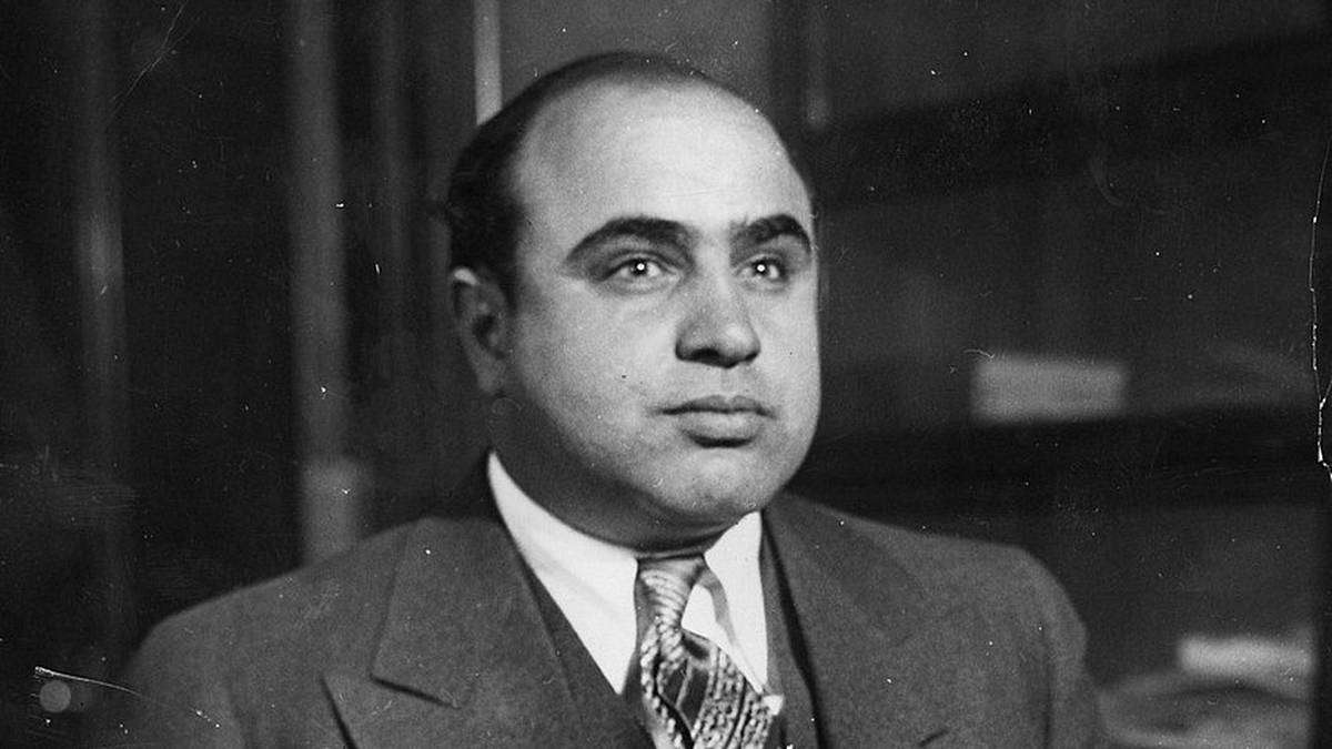 Al Caponeho manželka, Mae Capone, byla starší, vzdělanější a oddaná katolička. Měli spolu jen jedno dítě, příčinou byl možná Al