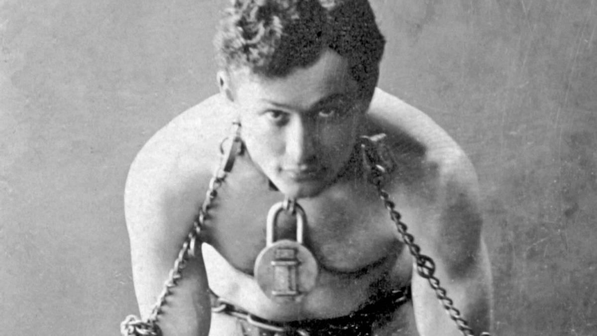Harry Houdini, mistr úniků a zmizení. Na své schopnosti ale doplatil velmi bolestivou smrtí