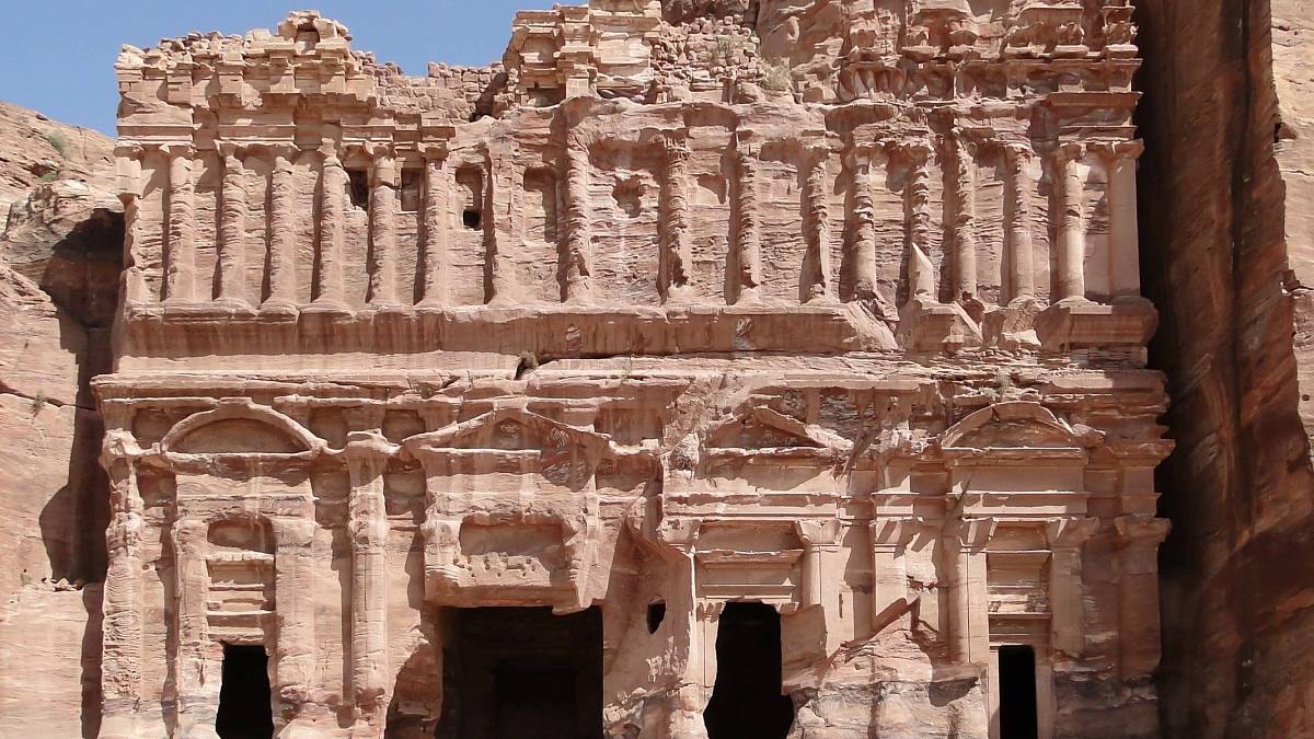 Petra, prastaré město v Jordánsku, bylo po staletí skryto západnímu světu. Ani doposud nám nevydalo všechna svá tajemství