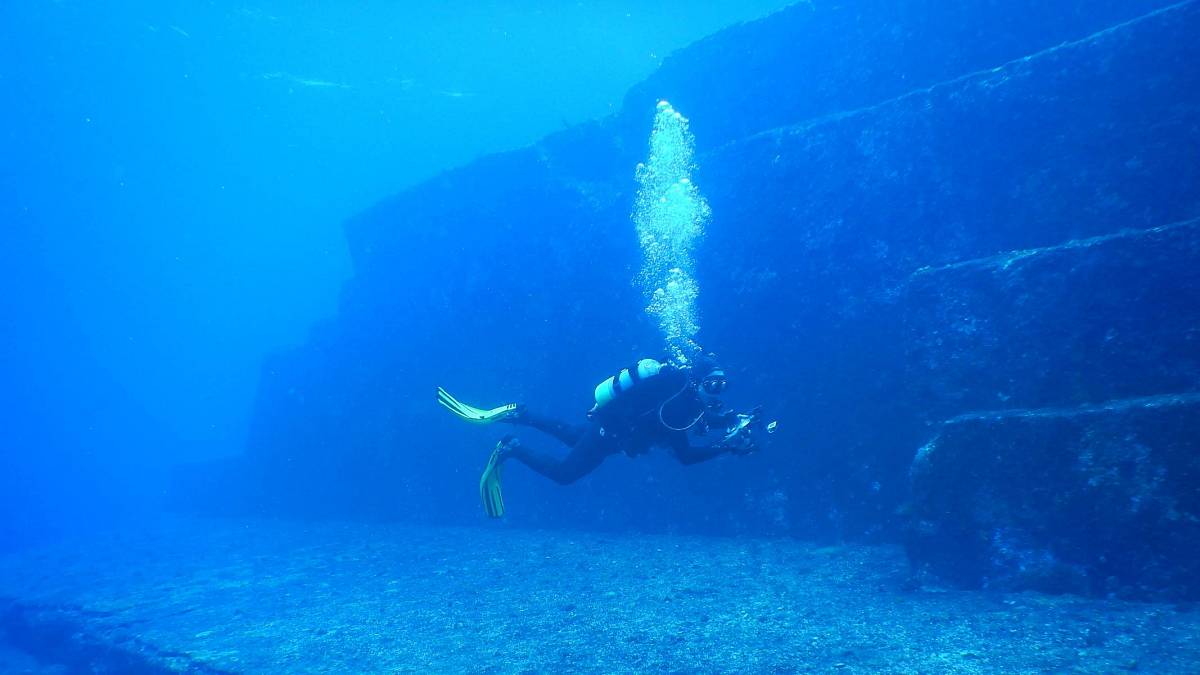 Japonská Atlantida – Yonaguniho památník bývá považován za podmořské město vytesané člověkem. Někteří vědci ale tyto závěry zpochybňují