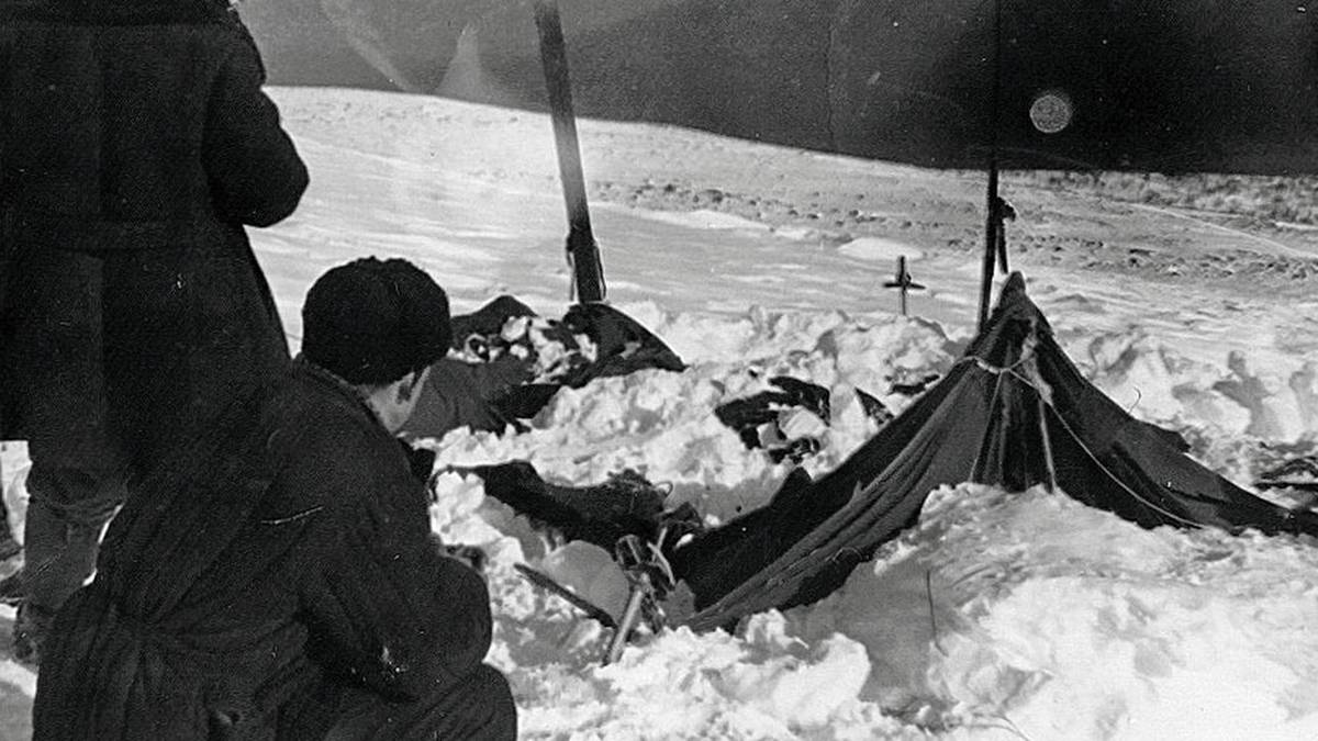 V lednu 1959 se devět mladých ruských studentů SSSR vydalo na 190 mil dlouhou běžkařskou túru na Ural. Vyšetřování bylo donedávna utajeno