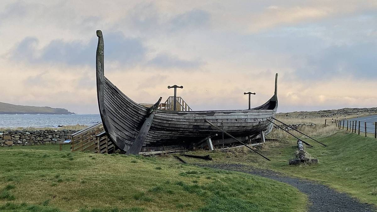 Přes tisíc let stará loď pohřbená uprostřed polí objasňuje smuteční obřady Vikingů