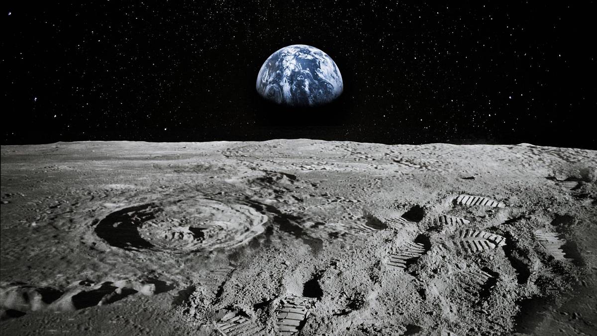 Když budete hrát na Měsíci baseball, dokážete míček vyhodit až na oběžnou dráhu? A co třeba z Fobosu, měsíce Marsu?