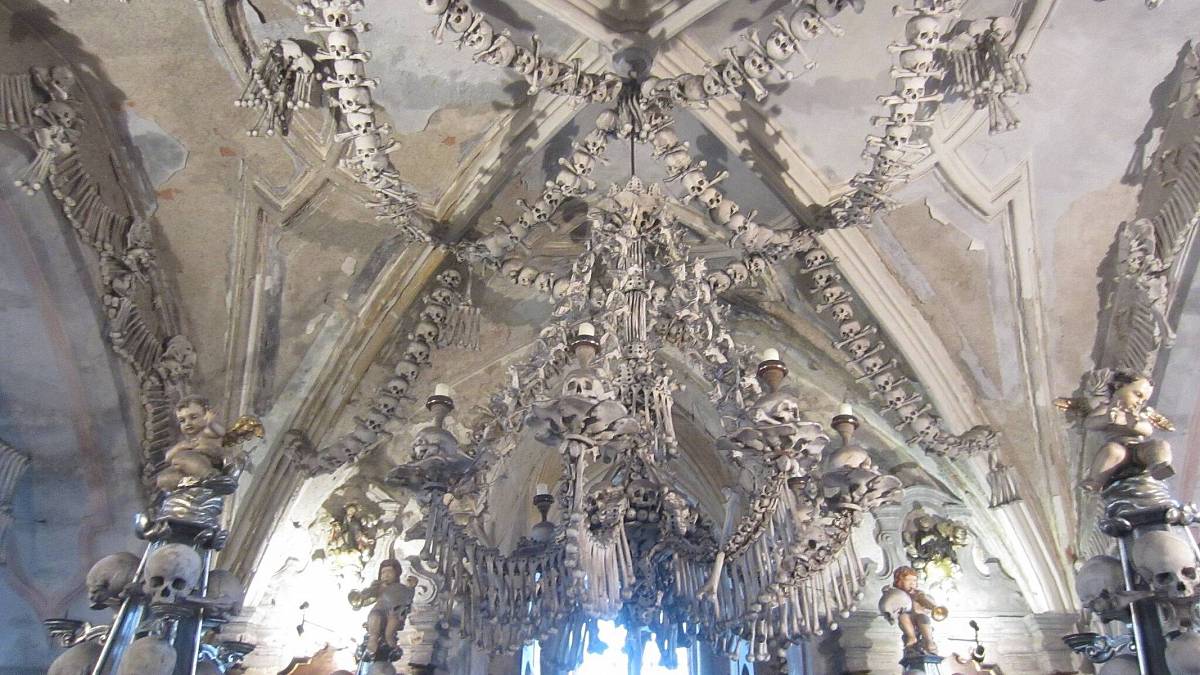 Středobodem kostnice v Sedlci je lustr vyrobený z každé kosti v lidském těle