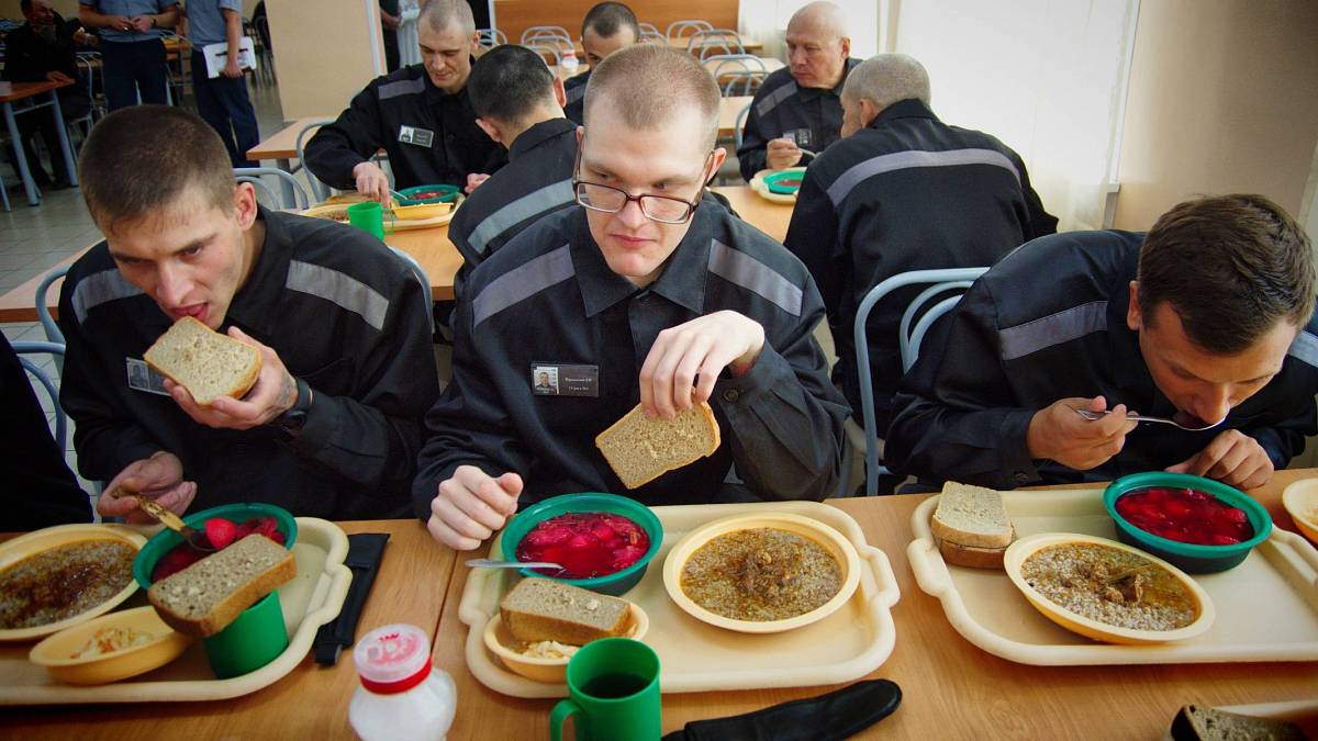 Salát z vepřového koláče, mekáč či luxusní filety: Co se jí za mřížemi? Podivná jídla podávaná vězňům po celém světě