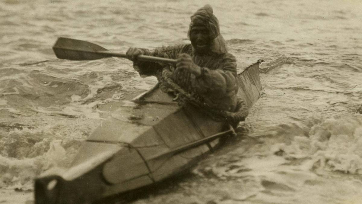 Inuitský kajakář a kajak jedno tělo jsou: Díky tuiliku naživu a v suchu