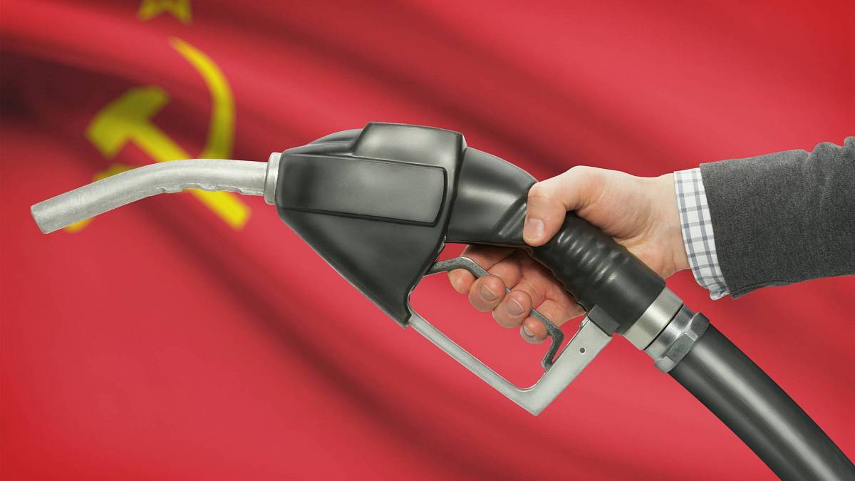 Doby, kdy byl benzín tak levný, že se vyléval do příkopů? V SSSR skutečně ano