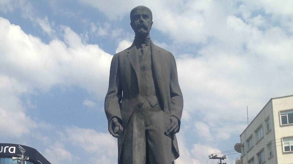 Mexická „Pařížská“ nese jméno Tatíčka Masaryka. Jeho socha je stejná jako na Hradčanech, busta v luxusním centru