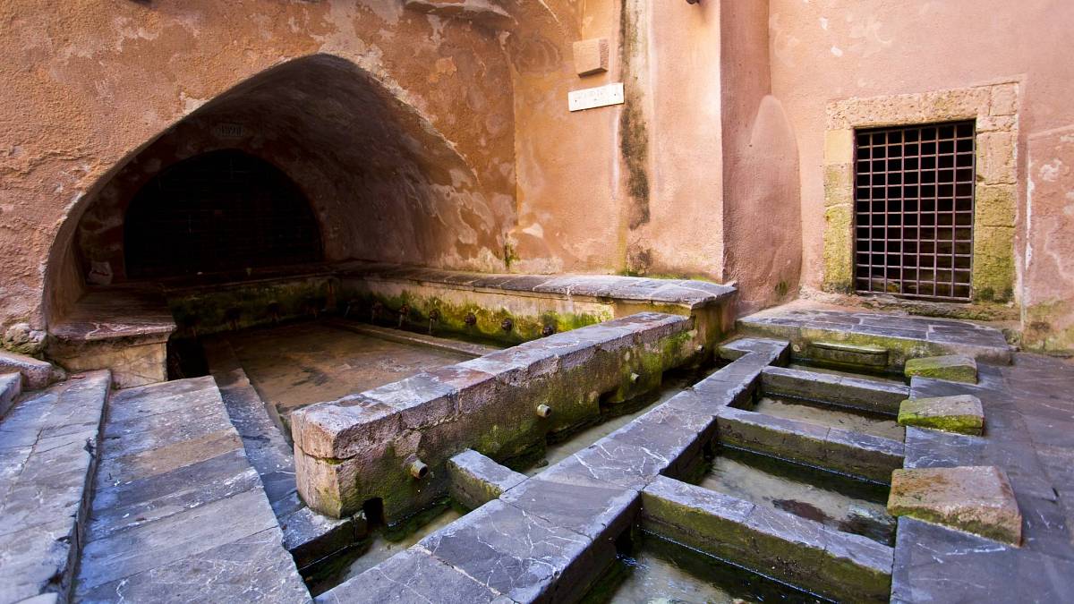 V sicilském Cefalú si můžete vyprat prádlo v zachovalé středověké veřejné prádelně