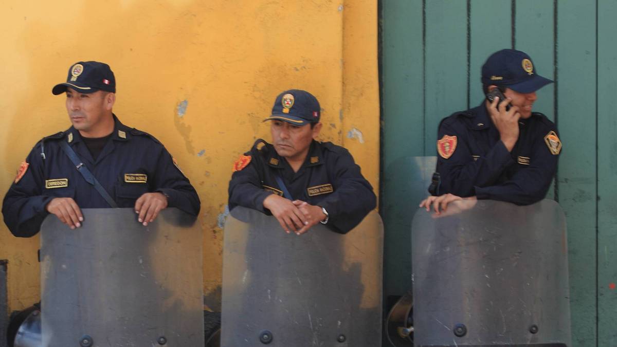 Lidé, pomozte: Peruánští policisté pracují při svíčkách. Obec neplatila za elektřinu