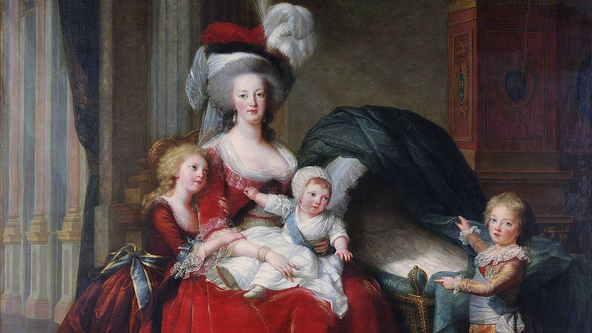 Duch sťaté Marie Antoinetty chodí po Versailles a hledá své děti. A milenci se chichotají