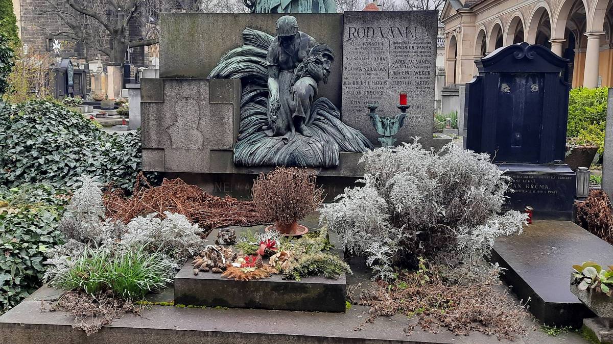 Na památku předčasně zesnulé dcery vyšlechtil odrůdu macešky s názvem: Jindra Vaňková
