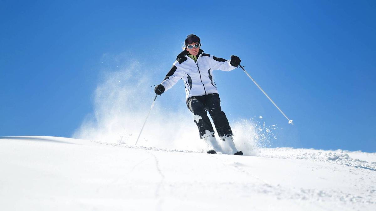 Děsivá lyžařská studie: Lyžaři znečišťují hory „věčnými chemikáliemi“
