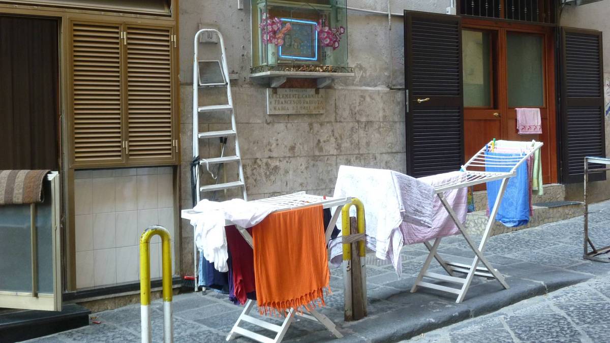 Neapolské bassi: Napůl na ulici žijí desetitisíce lidí v katastrofálních podmínkách