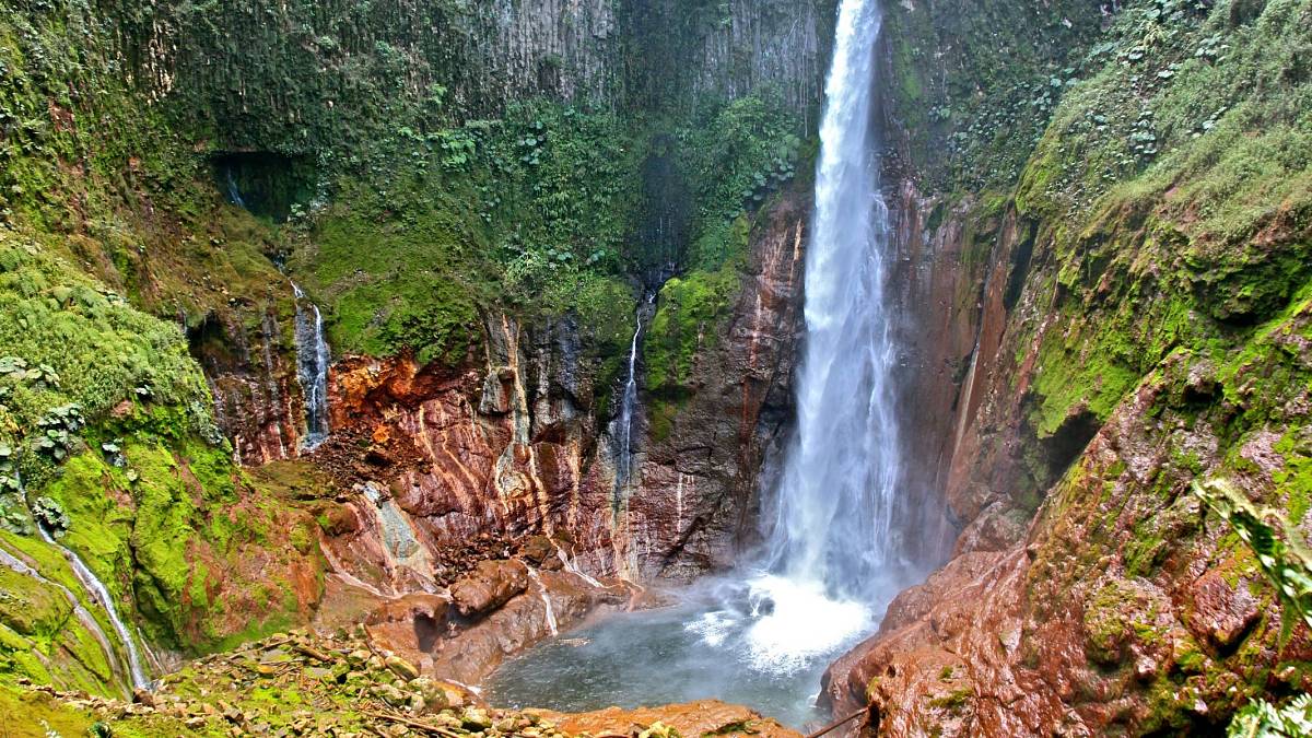 Catarata del Toro: Soukromý vodopád padá na dno sopečného kráteru. Jeho majitel vás přivítá osobně