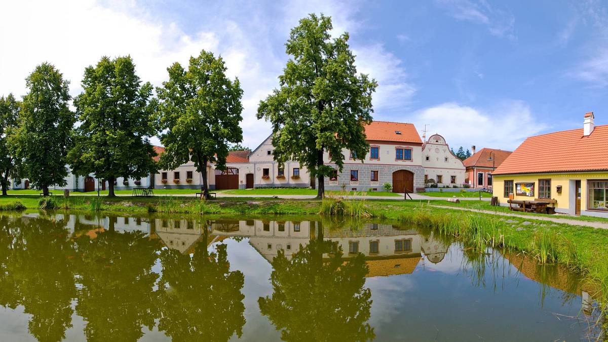 Tato nenápadná česká vesnice se stala světovým fenoménem: Co na ní cizinci obdivují a proč ji my Češi přehlížíme?