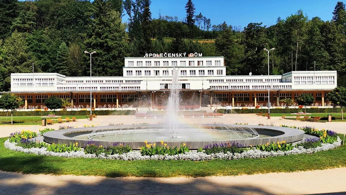 Lidé sem jezdí hledat naději: Tento český pramen údajně léčí nemoci a mění životy