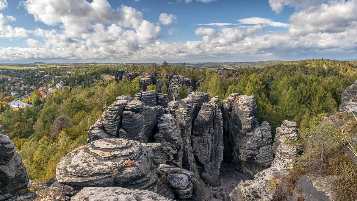 Každý zná Adršpašské skály, ale tento skalní labyrint je ještě tajemnější
