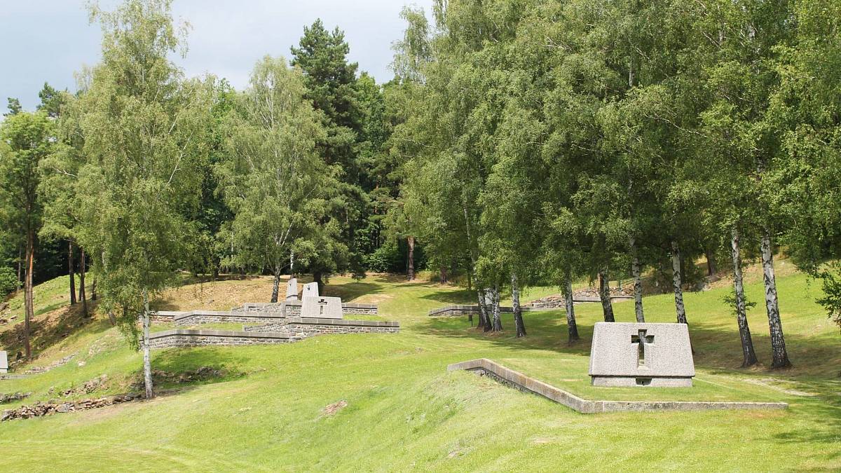 Lidice zná z učebnic každý, ale osud Ležáků dojímá stejně, a mluví se o něm méně