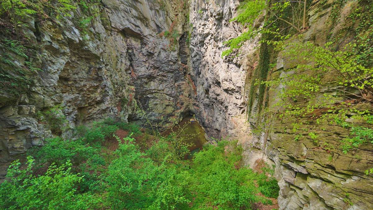 Všichni znají Macochu, ale tahle propast na Jesenicku je hlubší a bez turistů