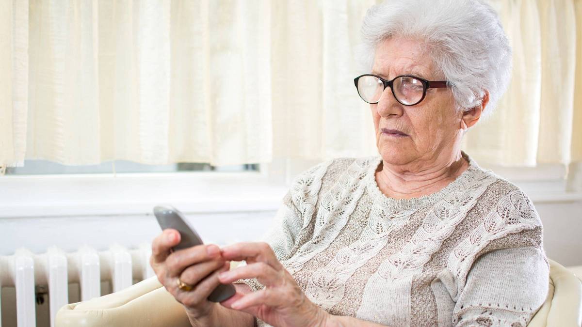 Tísňová linka pro seniory. Tohle číslo vám může zachránit život. Podívejte se, jak v praxi Linka seniorů funguje