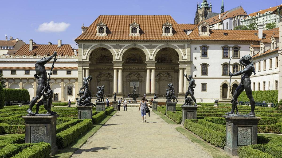 Nejúchvatnější palác Evropy stojí v Česku a většina Čechů o něm ani neví. Přitom ho mají doslova za rohem
