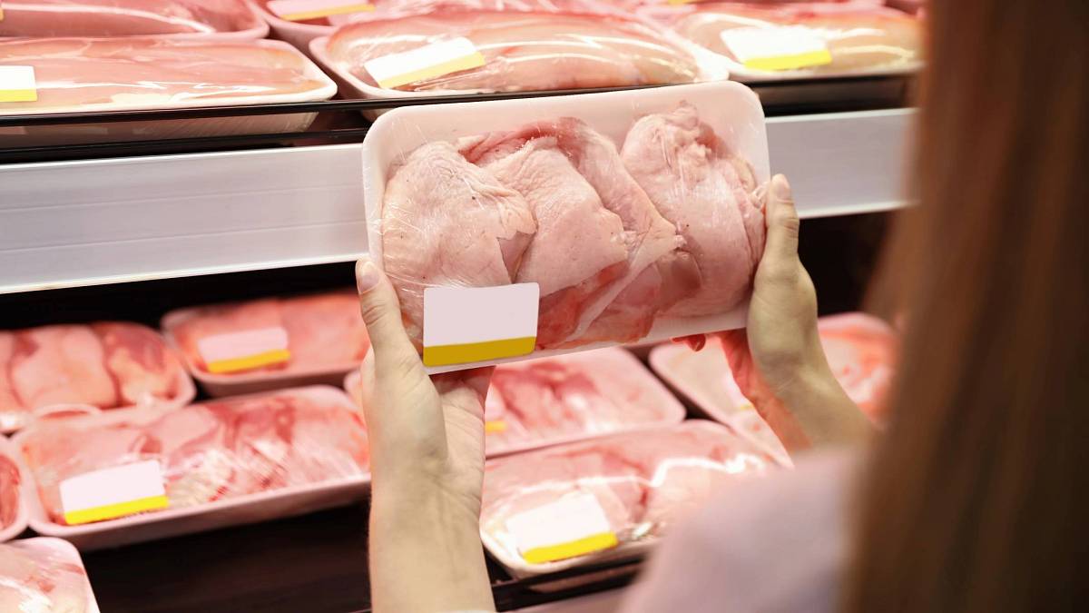 Máte doma toto kuře? Z Polska se k nám dostala salmonela. Týká se i těchto oblíbených potravin