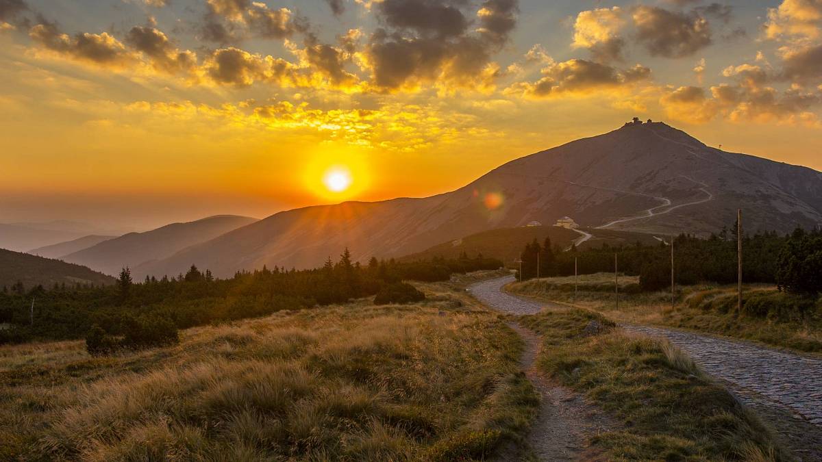 Všichni míří na Sněžku, ale tenhle vrchol v Orlických horách je vyšší než si myslíte