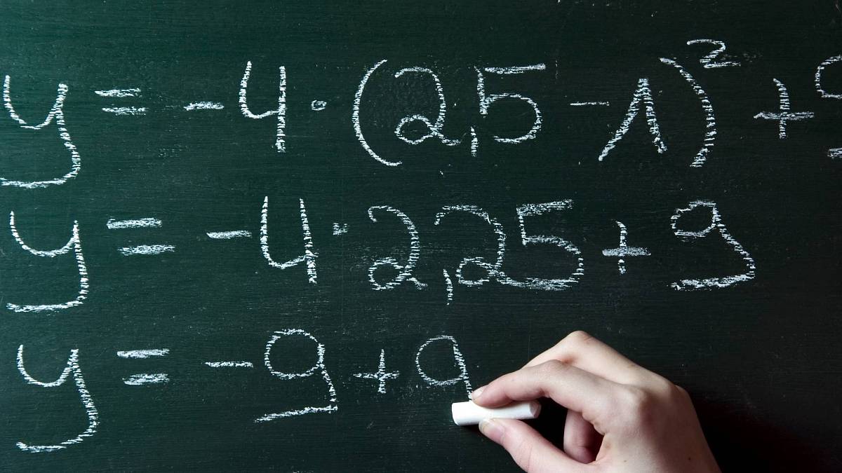 Toto je pro děti hračka, ale kolik dospělých opravdu ví, jak spočítat 30 ÷ (6 + 3) × 4?
