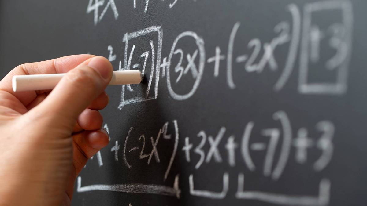 Tato rovnice vypadá snadně, ale 80 % lidí ji nedokáže správně spočítat: 25 ÷ (5 + 5) × 2