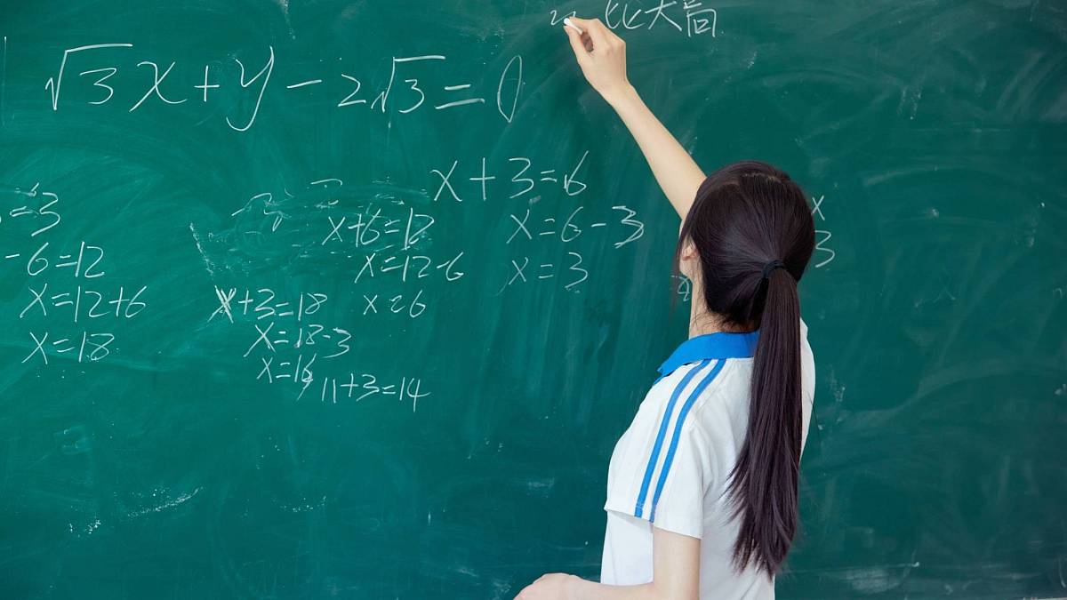 Základní počty, které by zvládli školáci, ale dospělí stále bojují, co vy? 50 ÷ (10 + 10) × 3