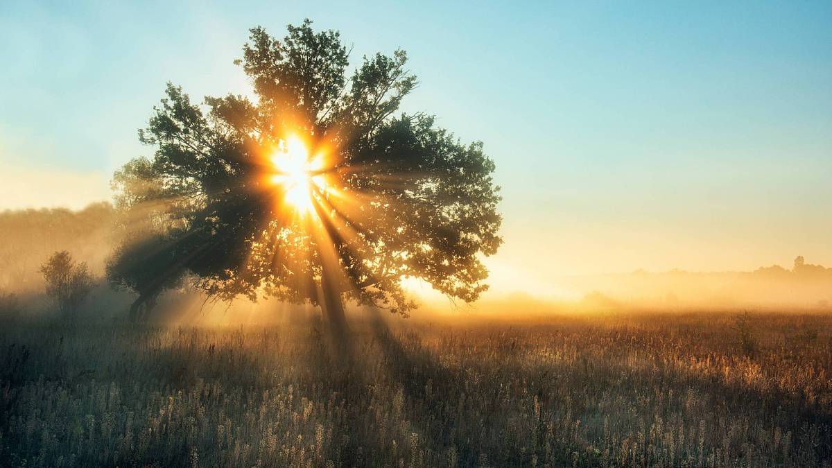 Počasí si hraje na apríl: Ráno slunce, odpoledne bouřka a večer sněhová nadílka. Meteorologové jsou v šoku