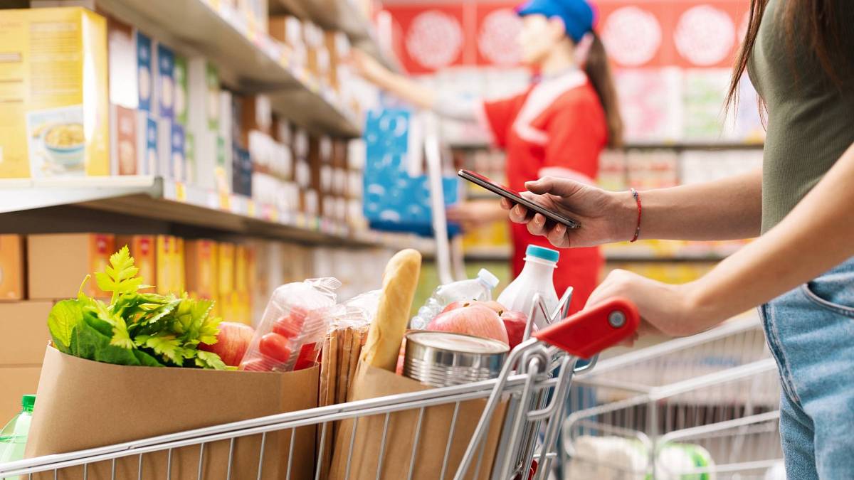 Hněv zákazníků sílí: U regálu cena 24,90 Kč, u pokladny 34,90 Kč. Pozor na tyhle triky supermarketů