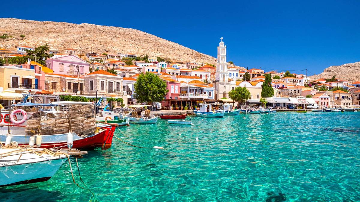 Tahle řecká pláž bývala pokladem. Dnes je symbolem turistického šílenství