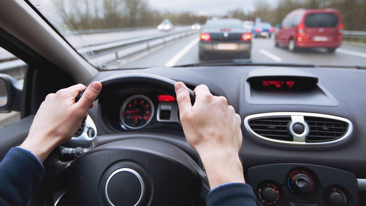 Tahle věc na zpětném zrcátku vám může zavařit. Policie už rozdává pokuty až 5 000 Kč