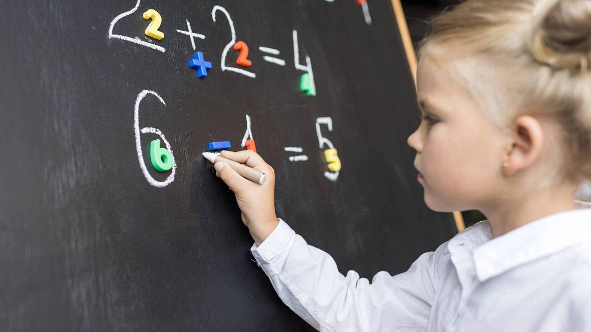 Dětský příklad, který mate dospělé. Zjistěte, kolik je vlastně 60 – (8 + 4) × 3