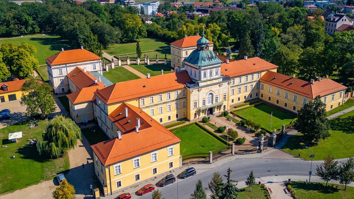 Zvenčí působí klidně. Ale vevnitř přežívá šlechtický příběh, který vás vtáhne