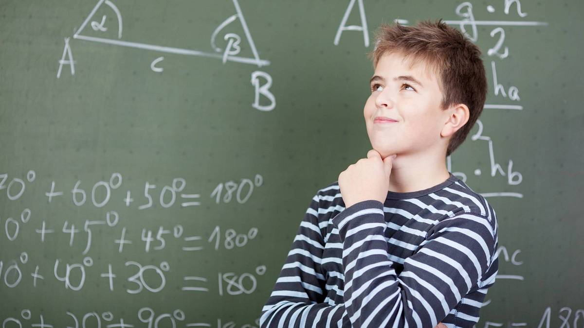 Zdá se to jako hračka, ale většina dospělých to splete. Co vy na: 100 ÷ 5 × (2 + 3)?