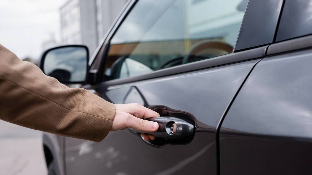 Češi tenhle detail při parkování ignorují. A stojí je to 5 000 Kč