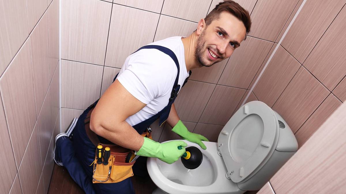 Tenhle starý trik na ucpaný záchod používají i instalatéři