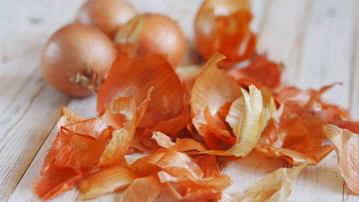 Nevyhazujte slupky z cibule – využití, které znaly už naše prababičky