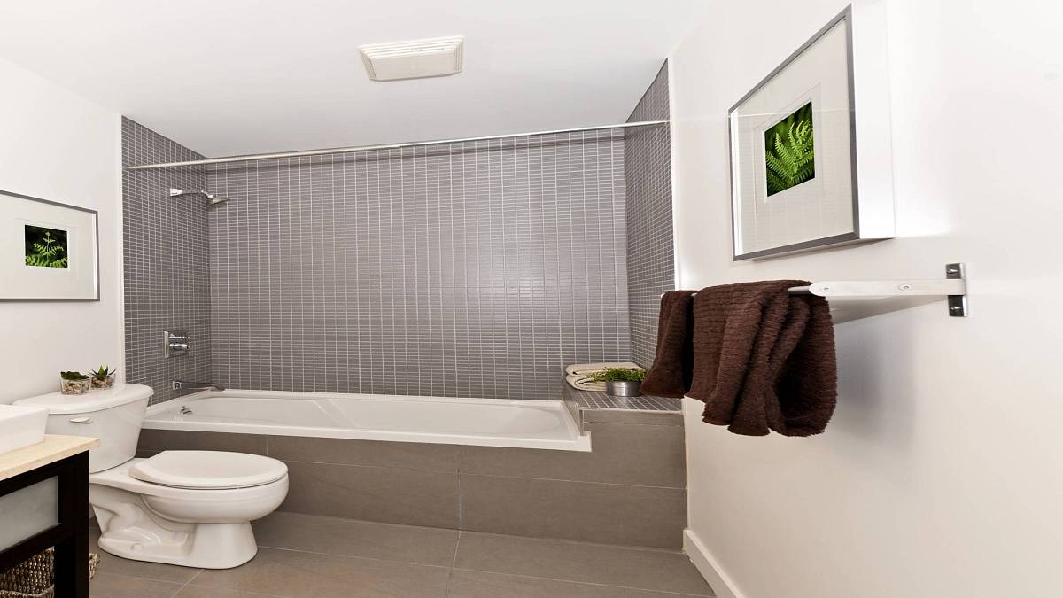 Tenhle doplněk je noční můrou všech designérů. A přitom ho má v koupelně snad každý Čech
