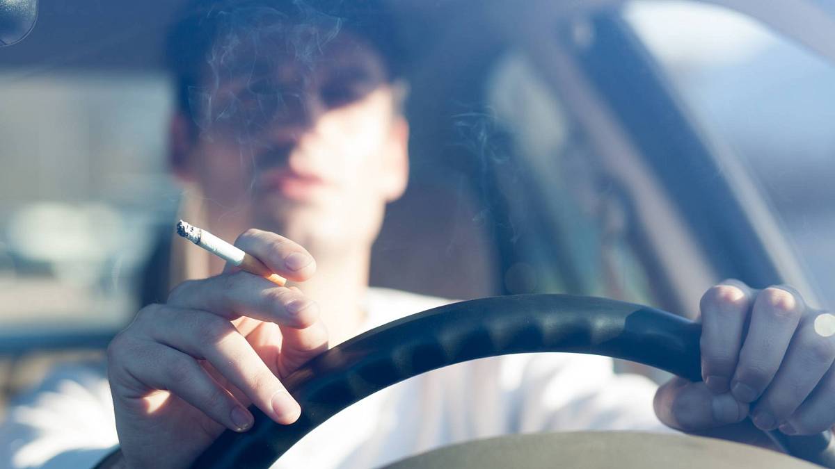 Češi tohle za volantem pořád dělají. Kdo zákon poruší, riskuje pokutu