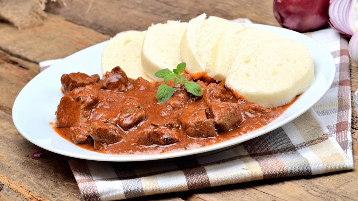 KVÍZ: Jídla z české kuchyně, která jí 9 z 10 rodin. Poznáš je podle popisu?