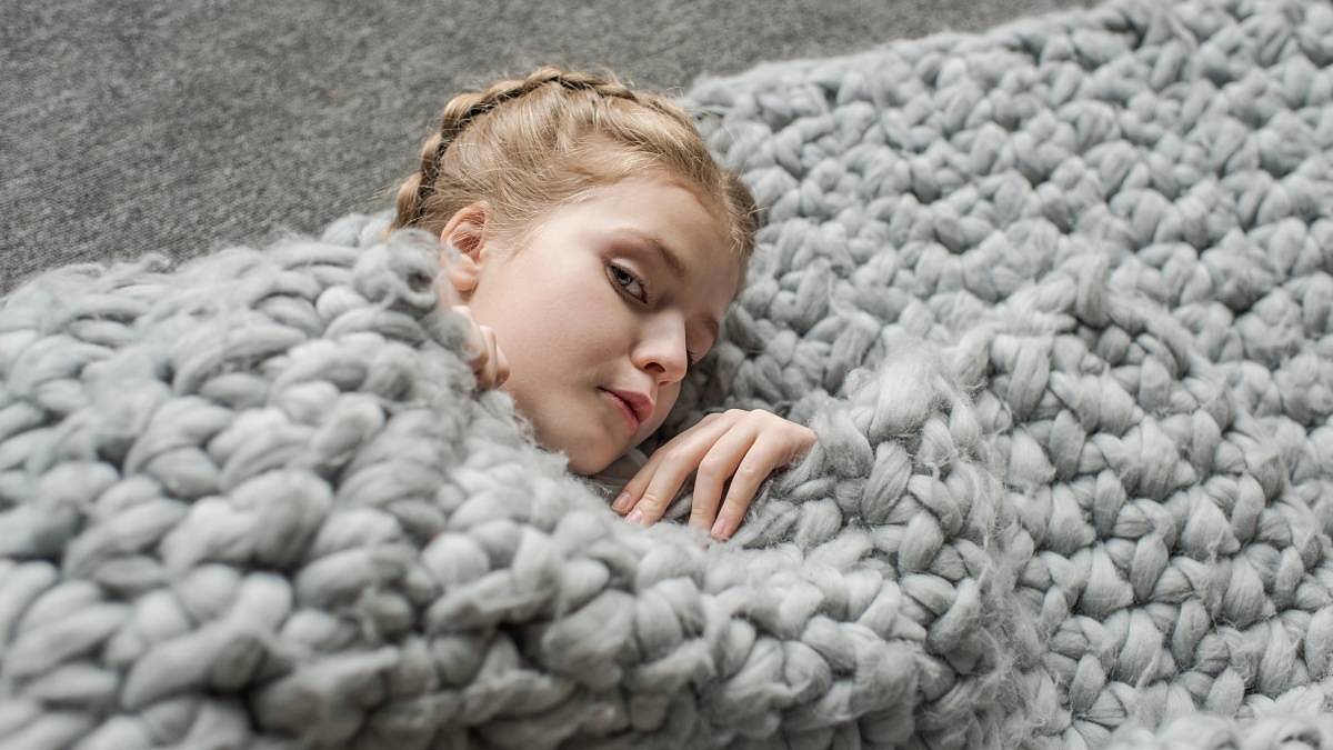 Ručně pletené deky: Trend, který hřeje a baví