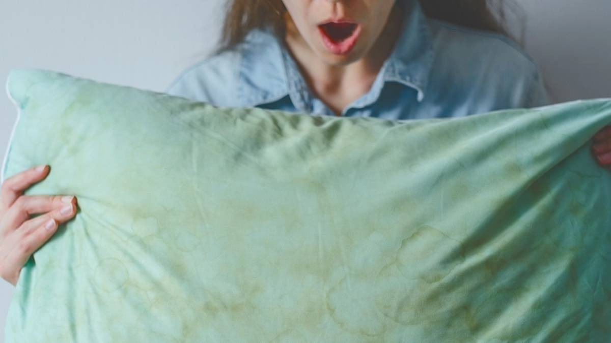 Žluté skvrny na polštáři: Zkuste směs jedlé sody a bílého octa či citronové šťávy