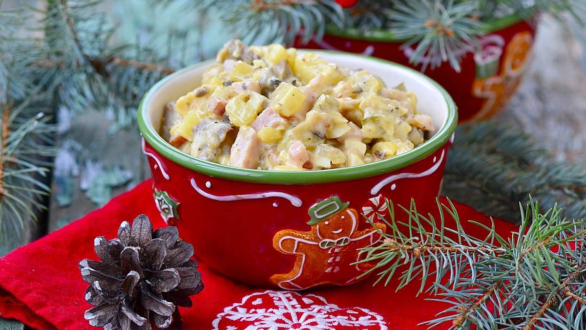 Bramborový salát podle Forejta: Přidejte vyloupané fazole edamame, lžíci kaparů, přepůlené perlové cibulky, hrst nasekaných bylinek a překrájené naložené bílé sardinky