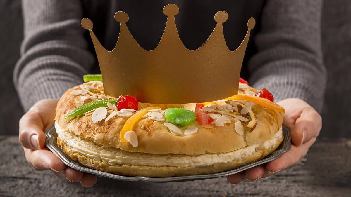 Španělská tradice Tří králů: Věnec Roscón de Reyes jako symbol dárků a napětí